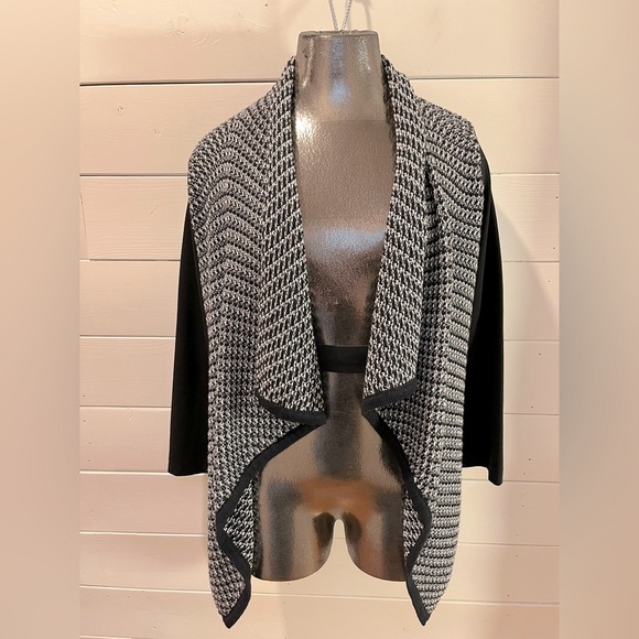 🖤 RW&CO – Textured Knit Drape-Front Top – Size M - Picture 2 of 10